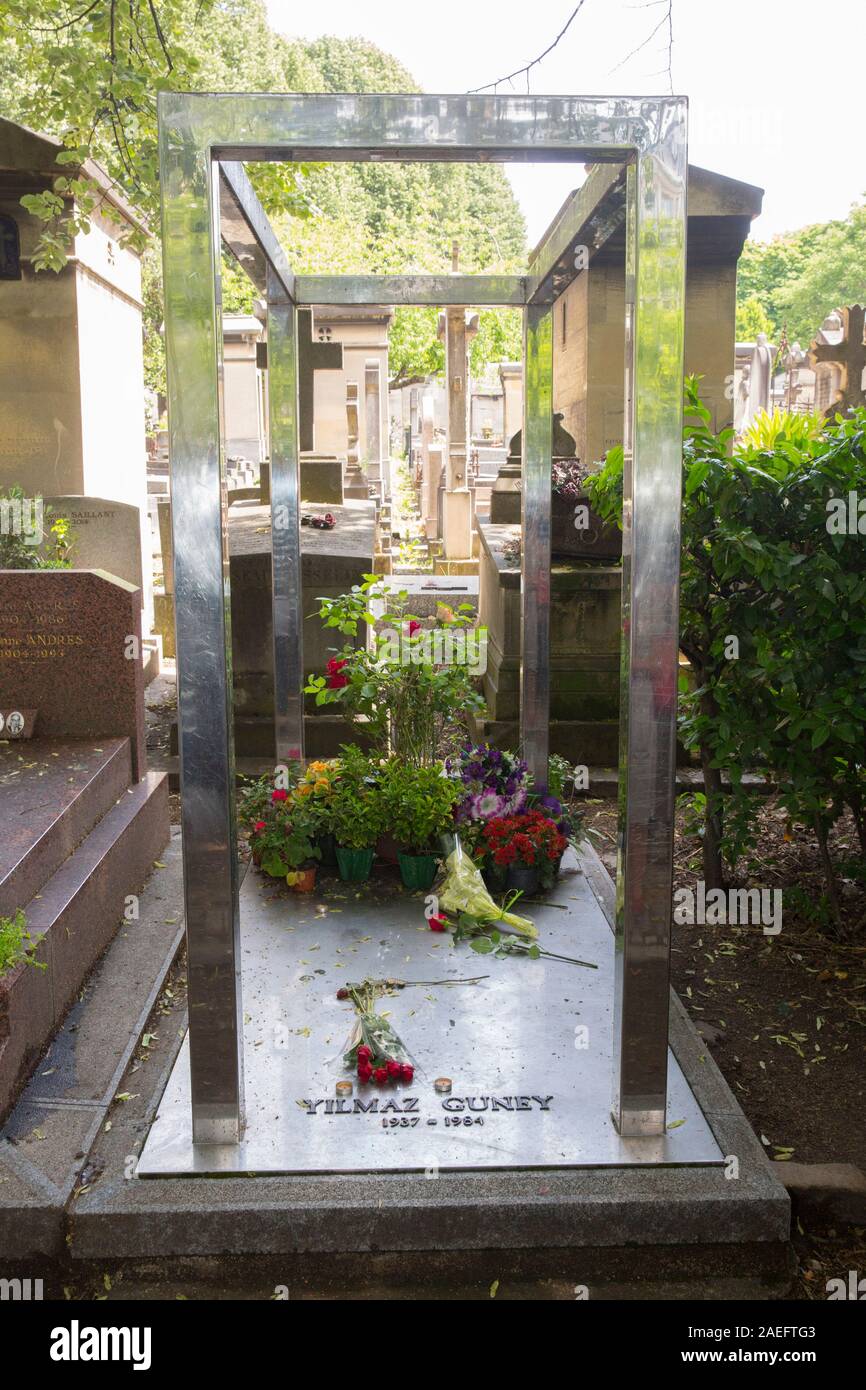 PERE LACHAISE CEMETERY, FAMOUS GRAVES, PARIS Stock Photo Alamy