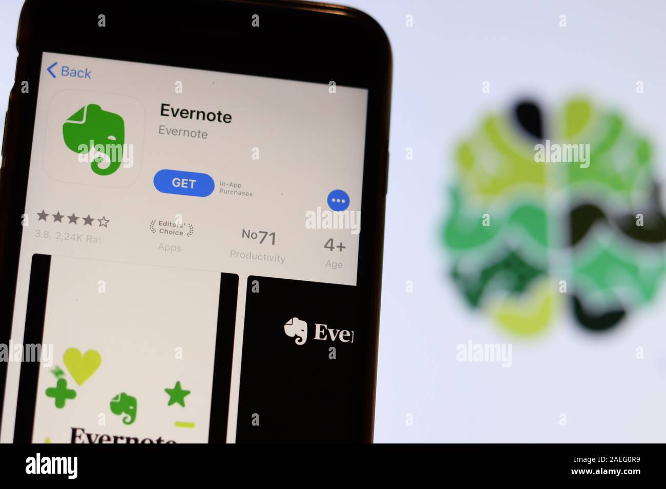 Los Angeles, California, USA - 26 November 2019: Evernote icon on phone screen with logo on blurry background, Illustrative Editorial. Stock Photo
