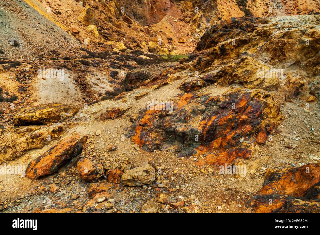Orange Stained Rocks Orange-stained bedrock at Parys Mountain Copper Mine Stock Photo - Alamy