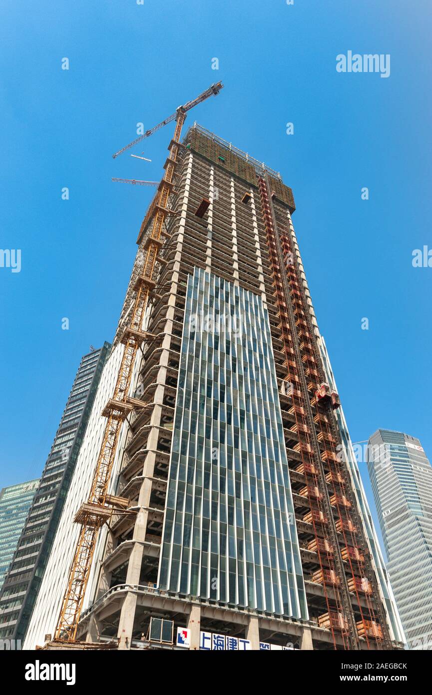 New skyscraper under construction in Pudong, Shanghai, China Stock Photo