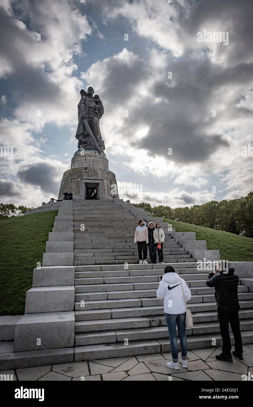 A sculpture of Sergeant of Guards Nikolai Masalov standing on a broken Swastika and holding a German child in the Soviet War Memorial, Treptower Park Stock Photo