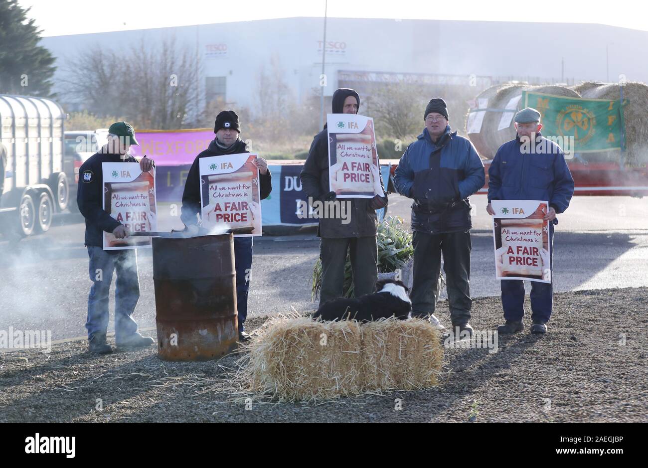 Members of the Irish Farming Association blockade the Tesco