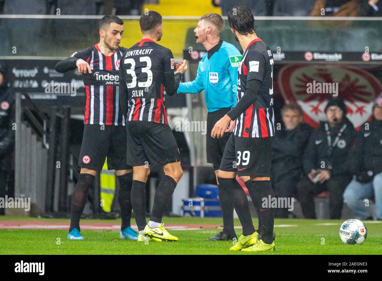 Fltr Filip KOSTIC (F), Andre SILVA (F), Goncalo PACIENCIA (F) discuss with referee Christian DINGERT, discussion, frustratedriert, frustrated, verbatim, whole figure, VAR, video assistant referee, video evidence, decision, video, evidence, football 1.Bundesliga, 14. matchday, Eintracht Frankfurt (F) - Hertha BSC Berlin (B) 2: 2, on 06.12.2019 in Frankfurt / Germany. ¬ | usage worldwide Stock Photo