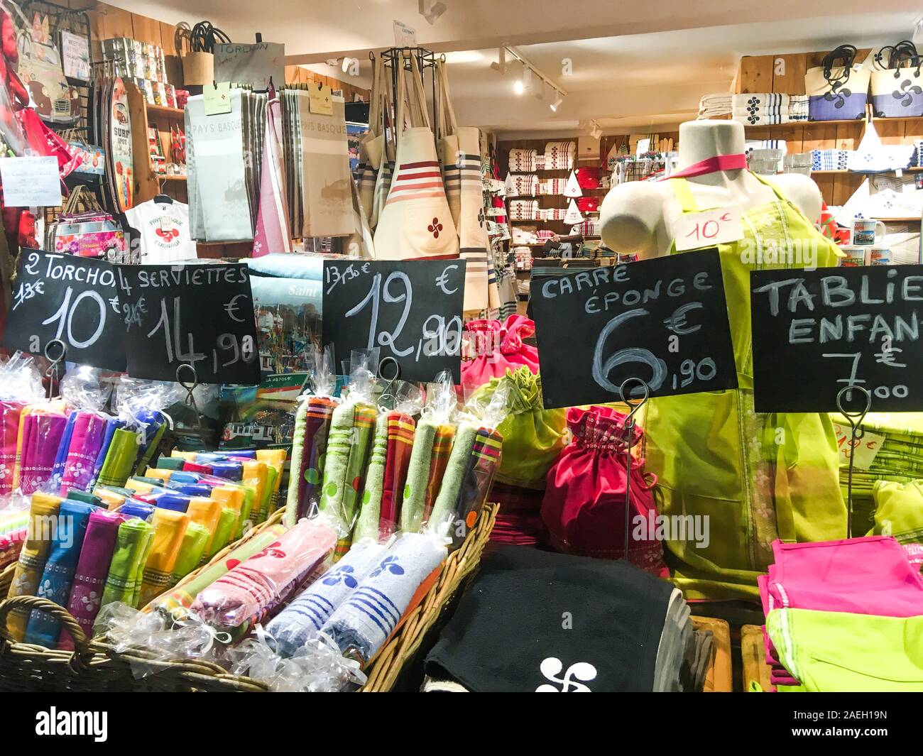 Vitrine de magasin hi-res stock photography and images - Alamy