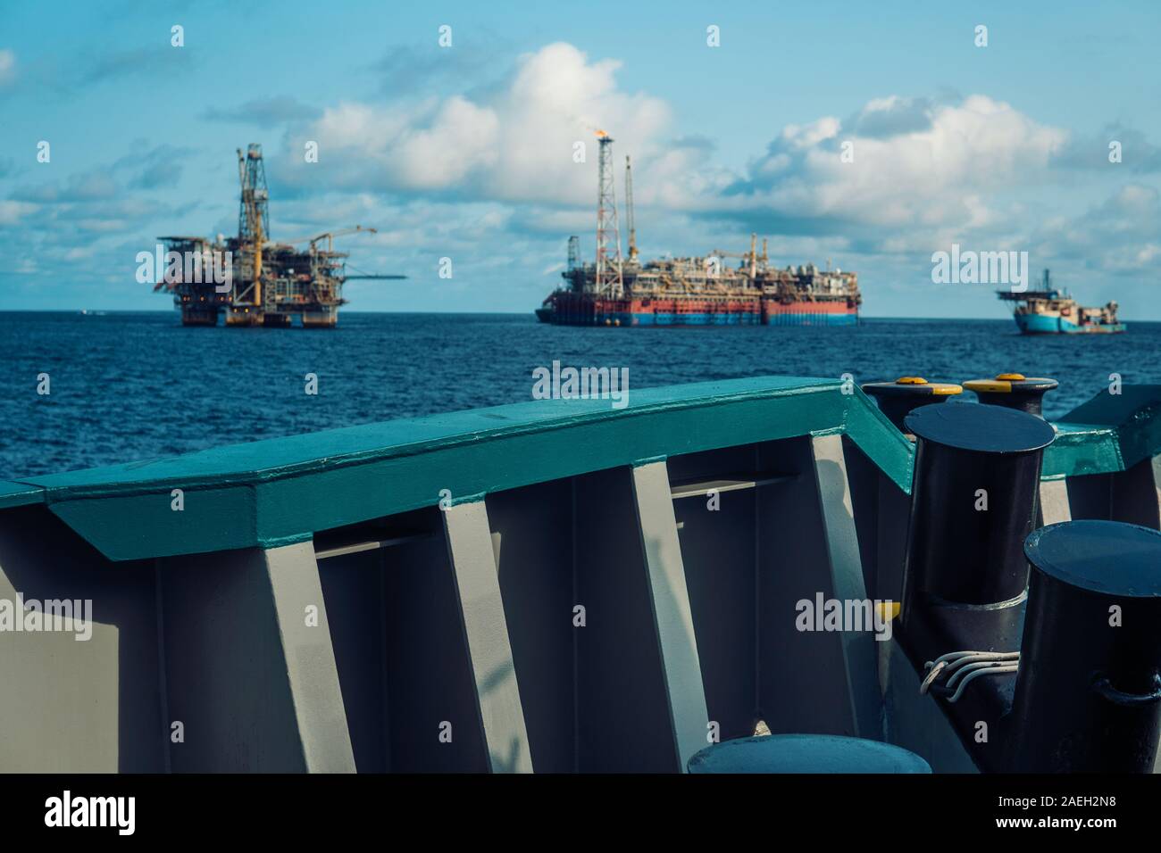 FPSO tanker vessel near Oil Rig platform. Offshore oil and gas industry Stock Photo