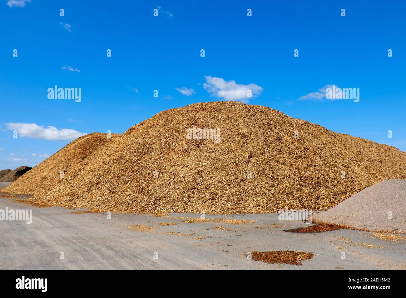 Wood chip piles hires stock photography and images Alamy