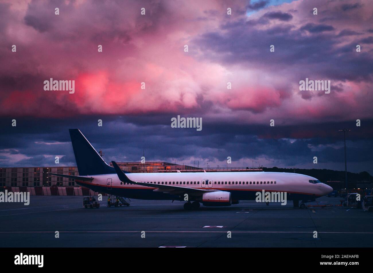 Airplane takeoff evening sky hi-res stock photography and images - Alamy