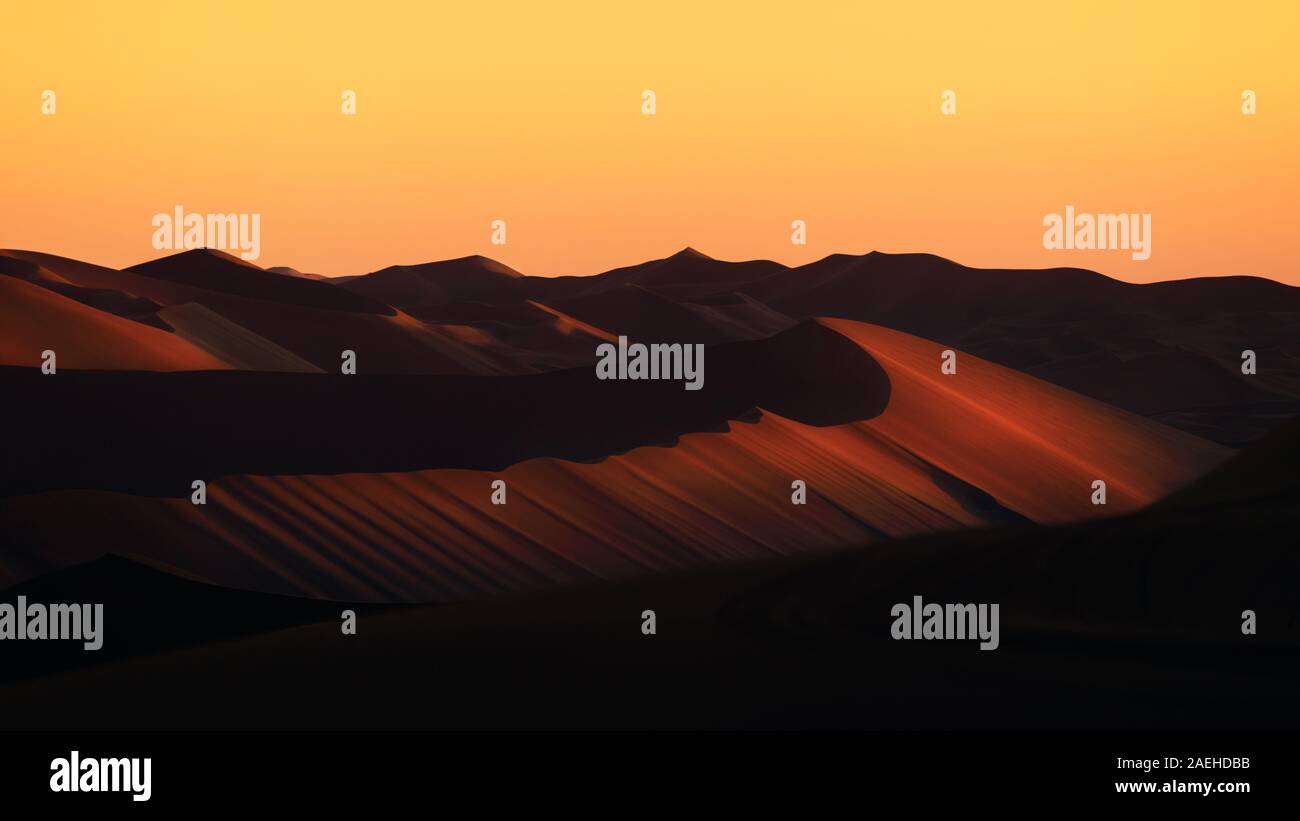 Sand dunes in the sahara desert at sunrise hi-res stock photography and ...