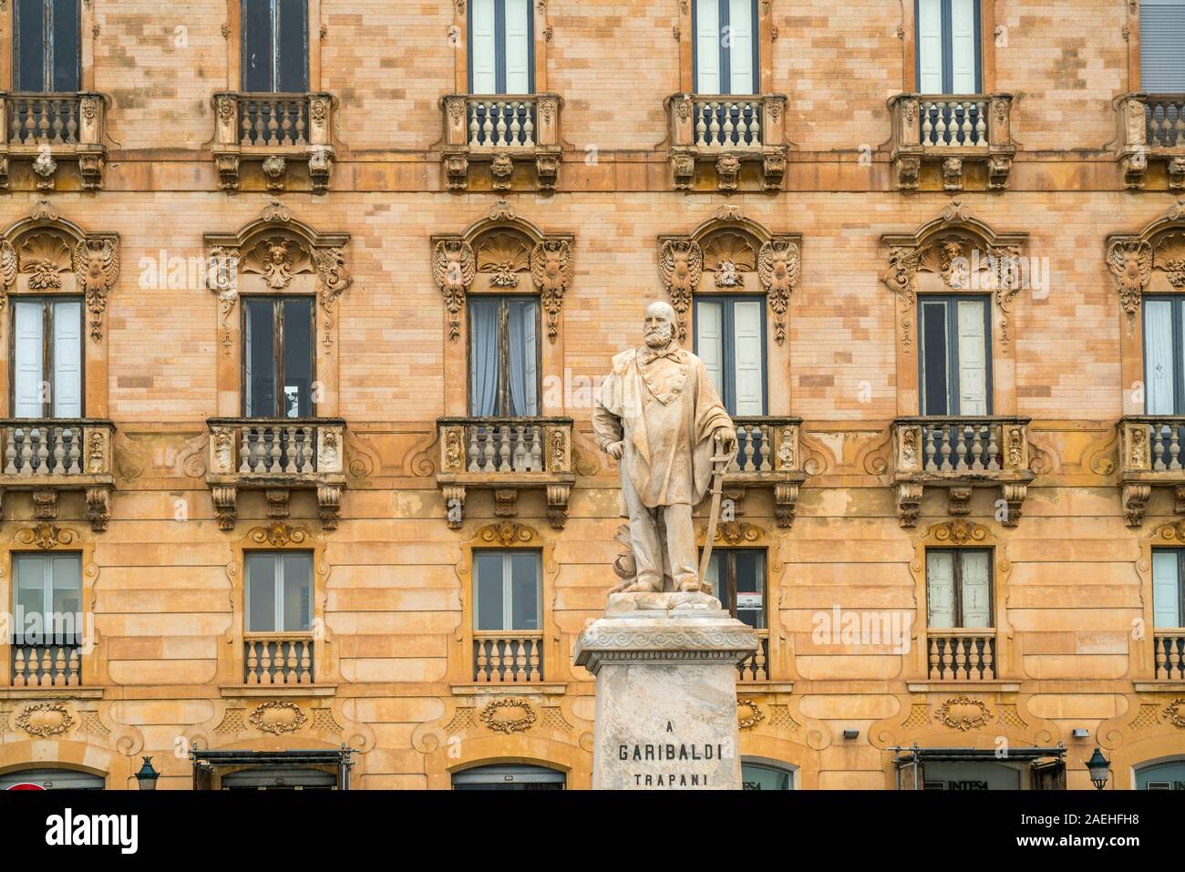 Garibaldi Statue, Trapani, Sizilien, Italien, Europa  |  Garibaldi Statue, Trapani, Sicily, Italy, Europe Stock Photo
