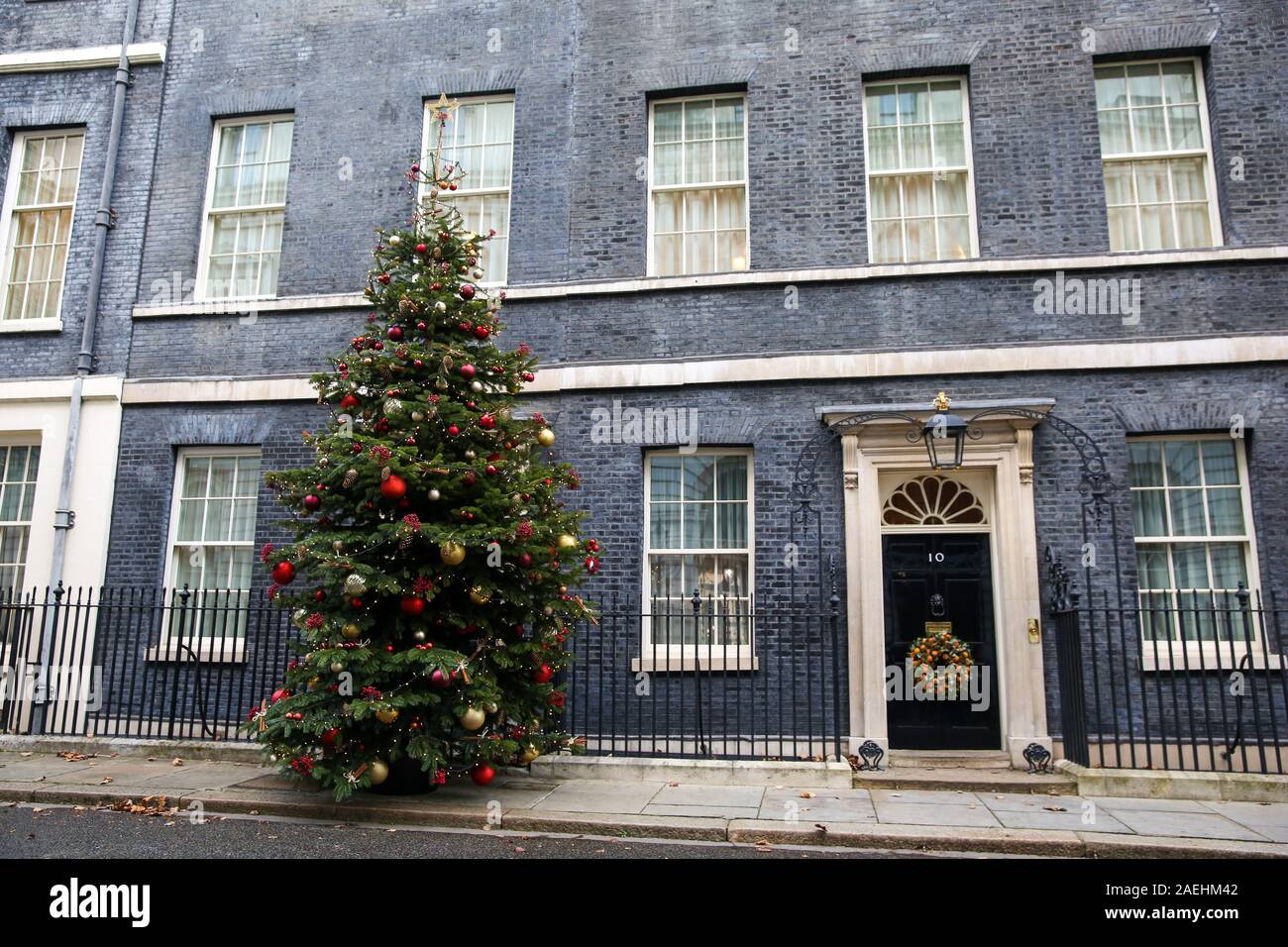 December 9, 2019, London, United Kingdom: A Christmas tree and a door wreath seen on No 10 Downing Street. (Credit Image: © Dinendra Haria/SOPA Images via ZUMA Wire) Stock Photo