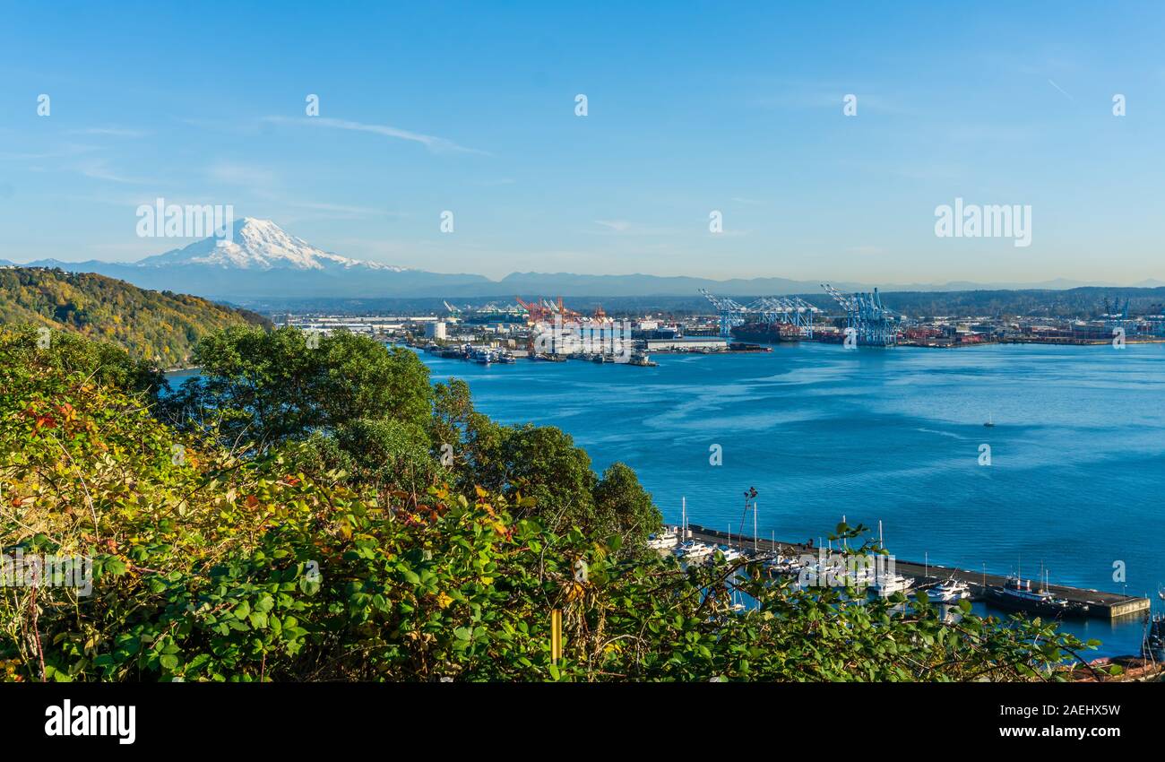 A view of Mount Rainier and the Port of Tacoma Stock Photo - Alamy