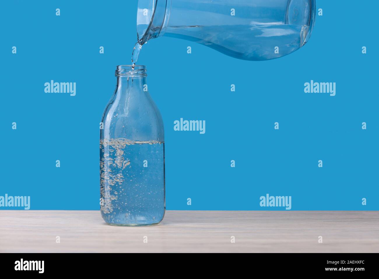 Water pouring glass hi-res stock photography and images - Alamy