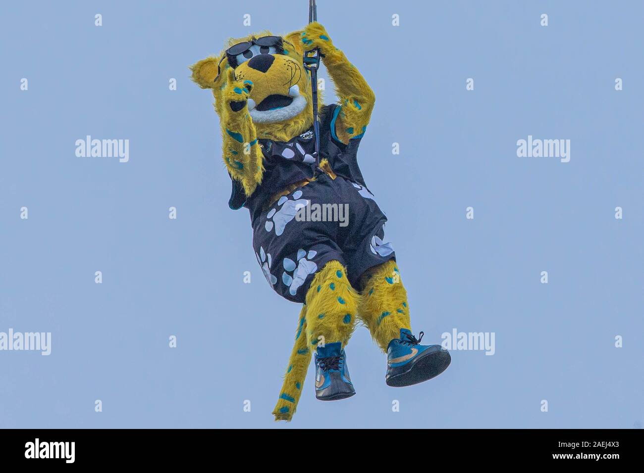 Video shows Jacksonville Jaguars mascot's gets stuck during bungee