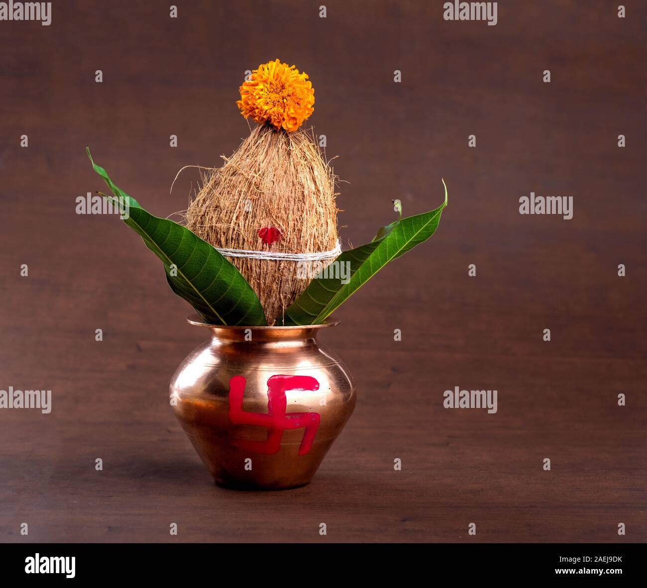 Hãy khám phá những chiếc đồng hũ dừa được trang trí với hoa văn lá xoài tinh tế, mang đến một vẻ đẹp đẳng cấp cho ngôi nhà của bạn. Hình ảnh sẽ chứa đựng những góc nhìn đắt giá về các chi tiết trang trí tinh tế trên những chiếc đồng hũ dừa.