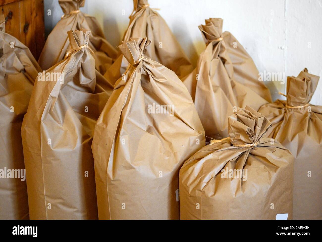 Download Paper Bags Of Flour High Resolution Stock Photography And Images Alamy Yellowimages Mockups