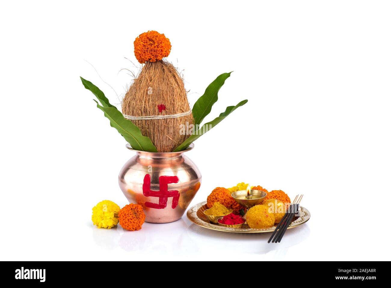 Một chiếc kính đồng Kalash với dừa và lá xoài, kèm theo thali pooja truyền thống. Chúng tôi mang đến cho bạn một thế giới đầy màu sắc và hương thơm trong không gian của bạn. Hãy đón nhận vẻ đẹp tinh tế của sản phẩm này để tạo ra một không gian sống vô cùng thoải mái và đầy phong cách!