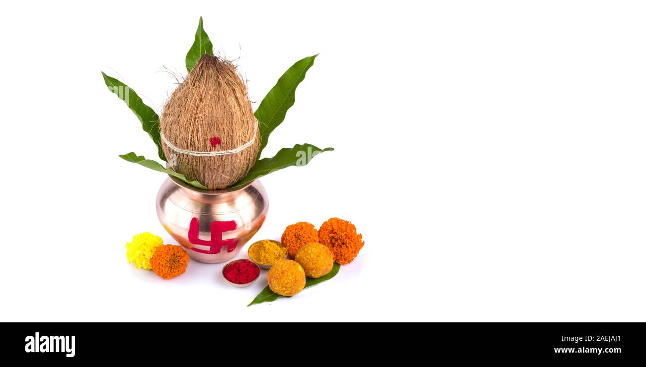 Đồ đồng Kalash với dừa, lá xoài, Haldi, Kumkum và đồ ngọt làm nên bức tranh đầy màu sắc và đầy đủ các yếu tố truyền thống của văn hóa Hindu. Hình ảnh này chắc chắn sẽ khiến người xem cảm thấy thích thú và muốn khám phá hơn về nền văn hóa đa dạng của Ấn Độ.