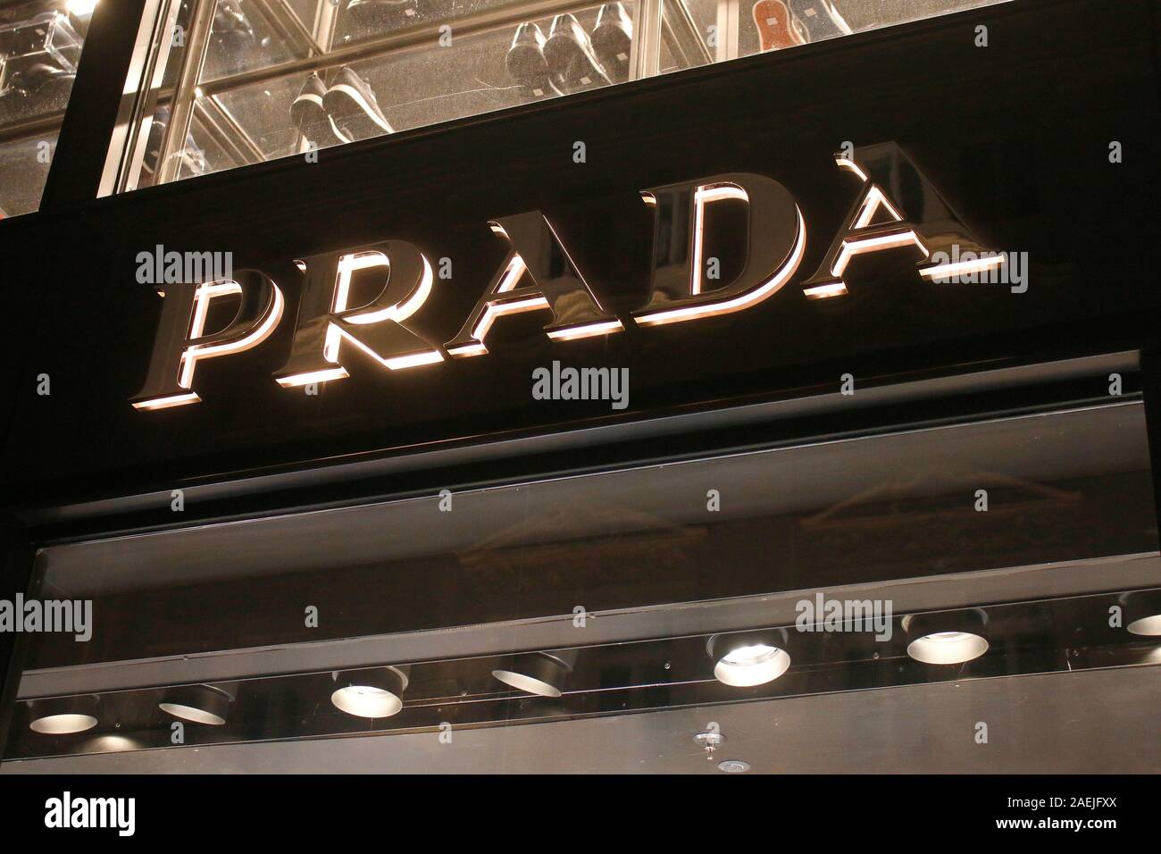 das Logo der Marke/ the logo of the brand "Prada", Wien, Oesterreich/  Vienna, Austria (nur fuer redaktionelle Verwendung. Keine Werbung.  Referenzdaten Stock Photo - Alamy