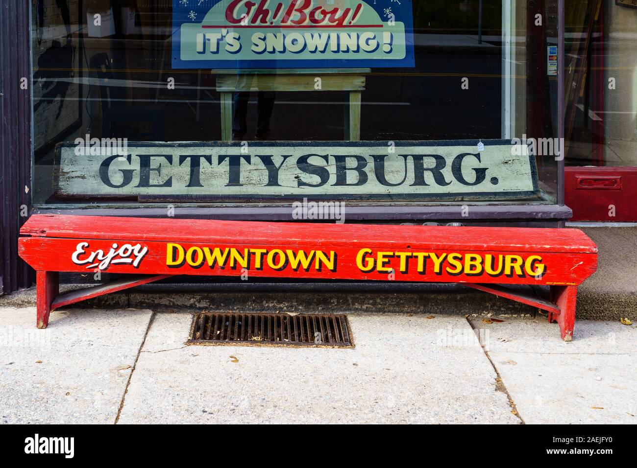 Gettysburg Pa Usa December 7 2019 A Red Painted Bench With