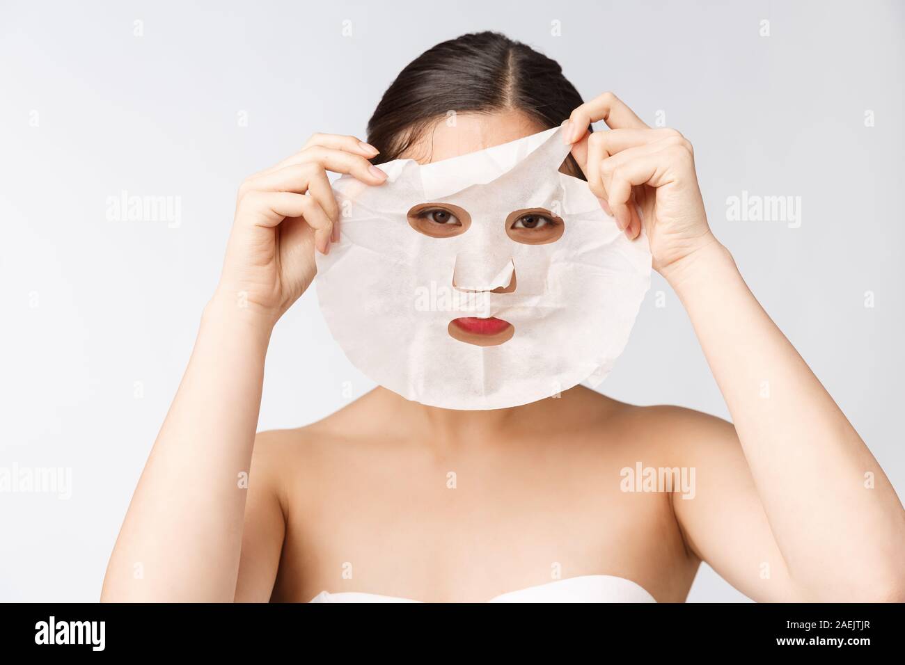 Можно использовать тканевую маску повторно. Тканевые маски для лица. Девушка с тканевой маской на лице. Девушка в тканевой маске. Реклама тканевых масок для лица.