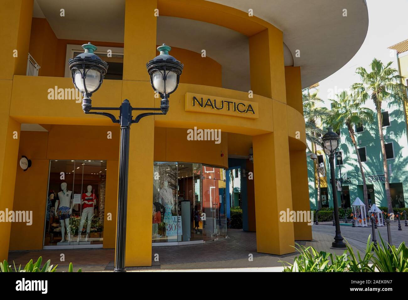https://c8.alamy.com/comp/2AEK0N7/curacao-11319-nautica-retail-clothing-store-storefront-in-the-shopping-district-in-curacao-2AEK0N7.jpg