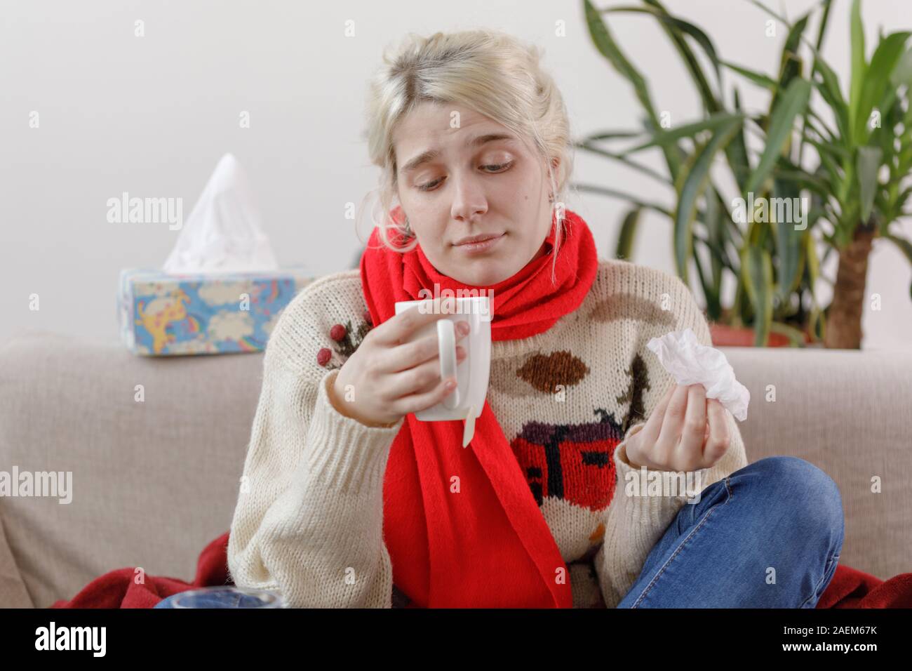 Нос грипп девушка. Common cold causes. The just unique sneezing. Картинки с больным горлом. Пациент в свитере.