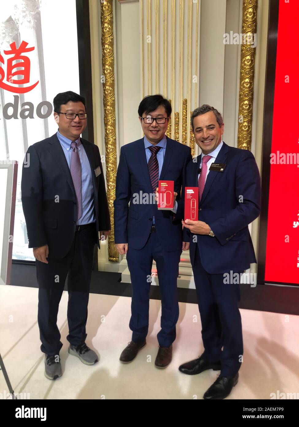 --FILE--Chinese billionaire businessman, William Lei Ding, founder and CEO of NetEase (163.com), left, poses for pictures after NetEase e-learning uni Stock Photo