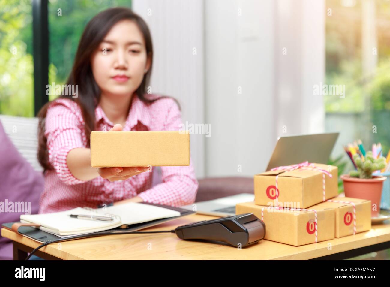 Send goods. служба доставки курьер. Send goods. курьер с посылкой. емайл рассылка икеа.