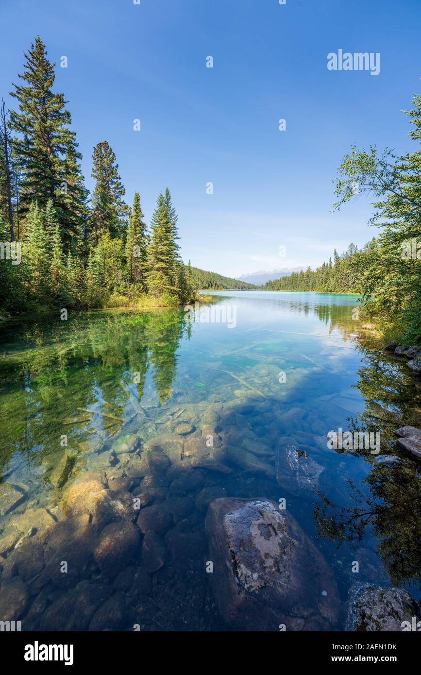 Turquoise Lake, Valley of the Five Lakes, Jasper National Park, back mountains, Alberta, Canada Stock Photo