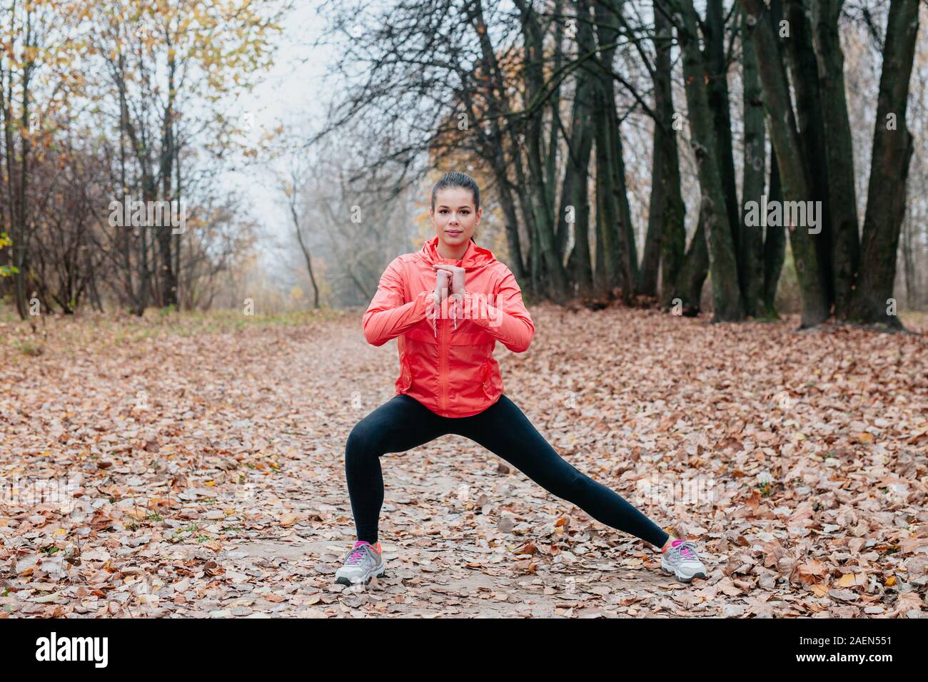 Exercise exercising stretch stretching hi-res stock photography and images  - Page 13 - Alamy