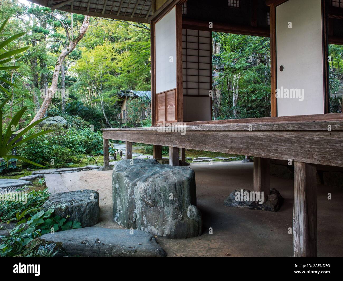 Stepping stones,  timber verandah, sliding walls, wood piles, thatch roof, Japanese garden, Garyuin, Garyusanso, Ozu, Ehime, Shikoku, Japan Stock Photo