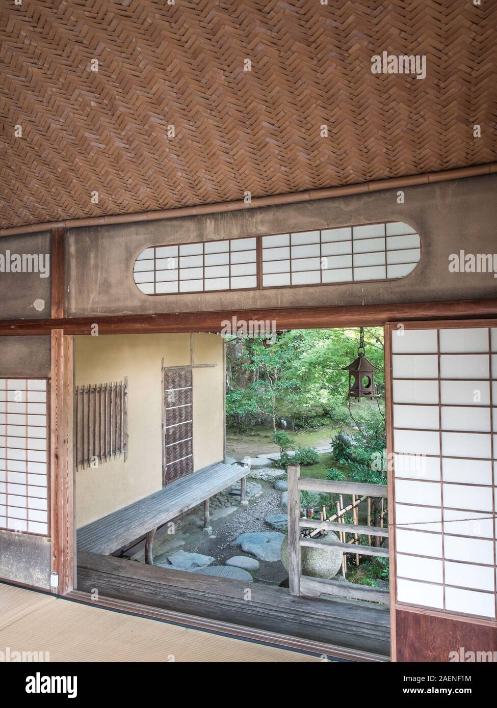 Japanese design, Takejirobari woven bamboo ceiling, sliding shoji screen walls, tatami floor, Furoan hermitage, Garyusanso, Ozu, Ehime, Shikoku, Japan Stock Photo