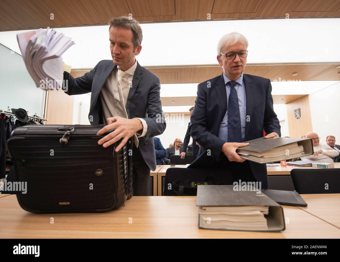 Kassel, Germany. 10th Dec, 2019. Jürgen Resch (r), Managing Director of Deutsche Umwelthilfe, and his lawyer Remo Klinger are standing at the same table with files before the trial begins in the Hessian Administrative Court. In an appeal against an action brought by Deutsche Umwelthilfe, the court is dealing with possible bans on diesel driving in the city of Frankfurt am Main. Credit: Swen Pförtner/dpa/Alamy Live News Stock Photo