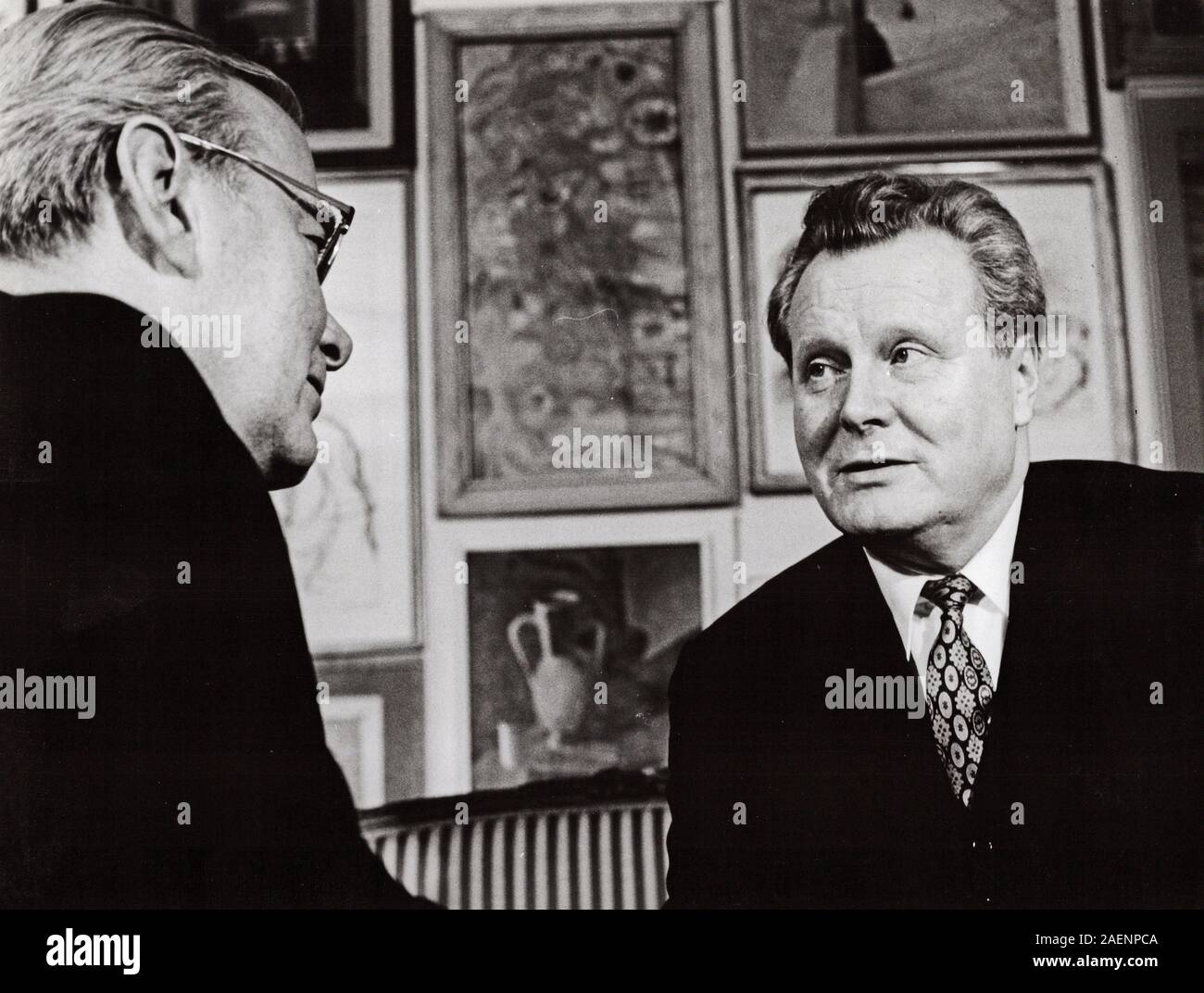 Feuilletonist und Theaterkritiker Friedrich Luft (links) im Gespräch mit Schauspieler Ernst Schröder, Deutschland um 1960. Feature writer Friedrich Luft (left) talking to actor Ernst Schroeder, Germany ca. 1960. Stock Photo