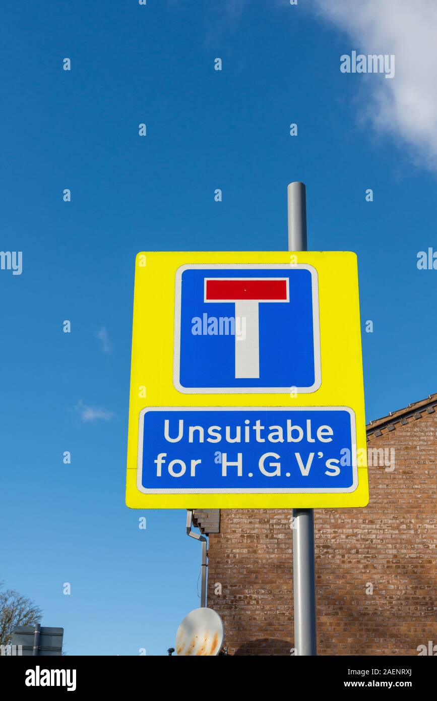 Street sign saying unsuitable for HGVs and no through road Stock Photo