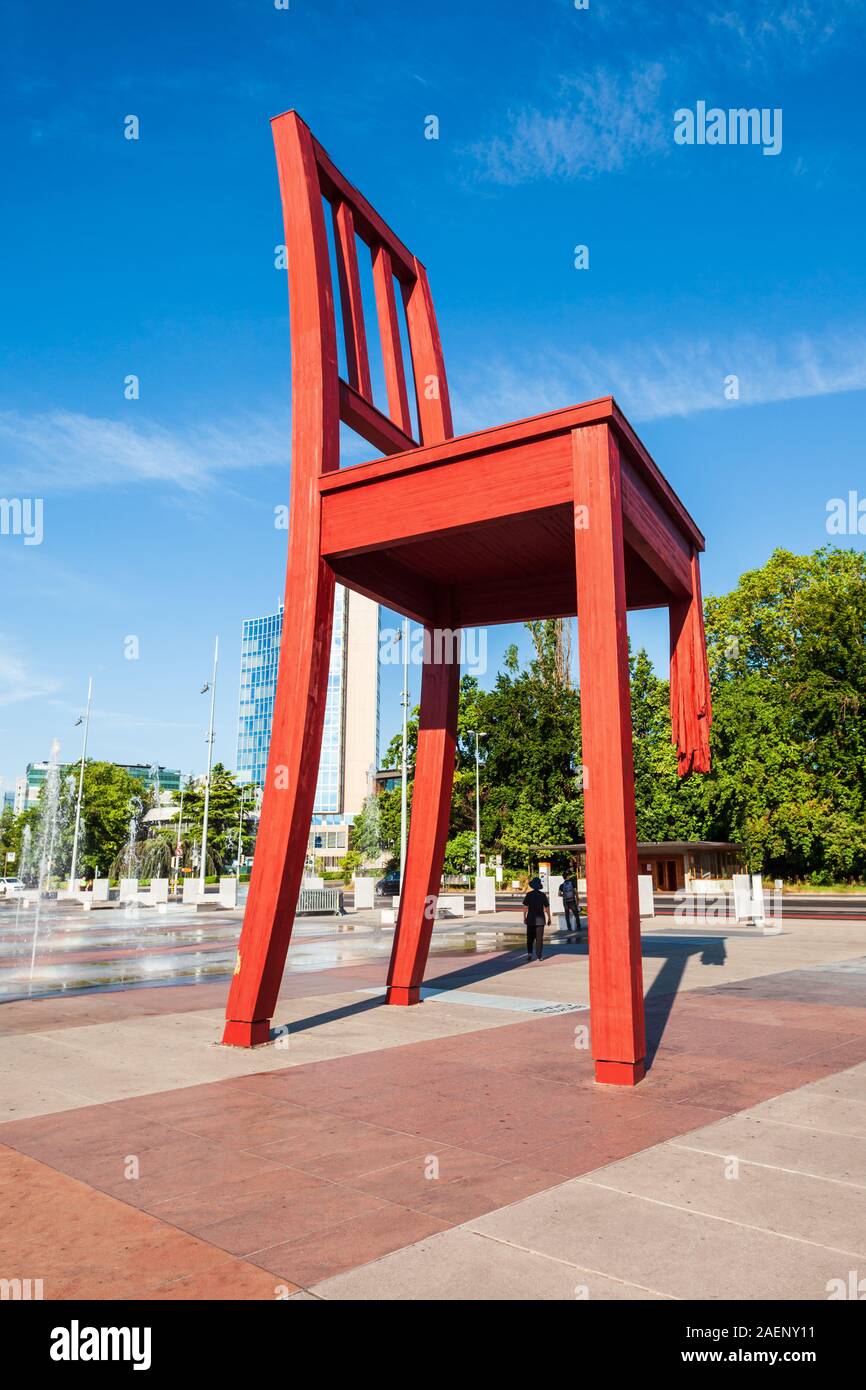 GENEVA, SWITZERLAND - JULY 20, 2019: Broken Chair or Chaise Cassee is a  wooden sculpture by the Swiss artist Daniel Berset and Louis Geneve in  Geneva Stock Photo - Alamy