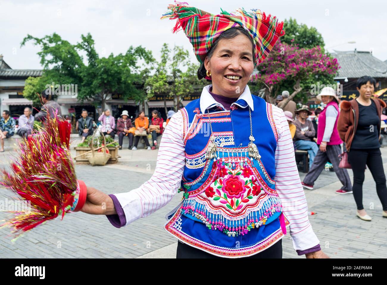 Yunnan traditional dress hi-res stock photography and images - Alamy