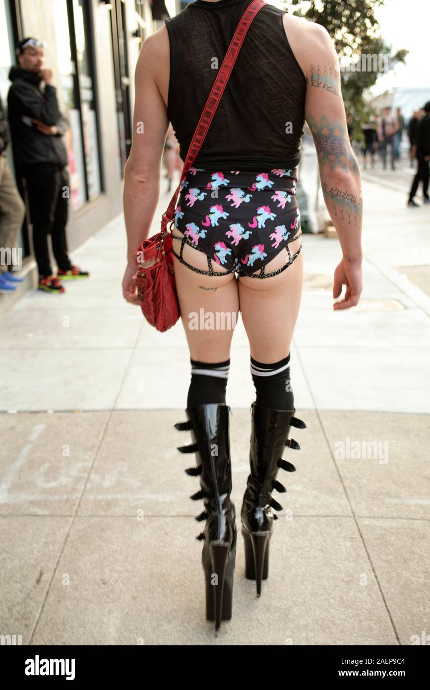 Toliq metrajli transseksual porno filmlarni tarjimalari bilan onlayn tomosha qiling. Men yalangoch suratga olishni yaxshi koraman.