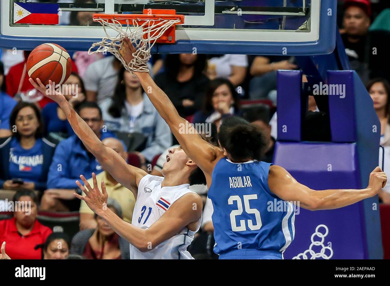 Pasay City, Philippines. 10th Dec, 2019. Chanatip Jakrawan (L) of Thailand competes against Japeth Paul Aguilar (R) of the Philippines during the gold medal match of men's basketball between the Philippines and Thailand at the Southeast Asian Games 2019 in Pasay City, the Philippines, Dec. 10, 2019. Credit: Rouelle Umali/Xinhua/Alamy Live News Stock Photo