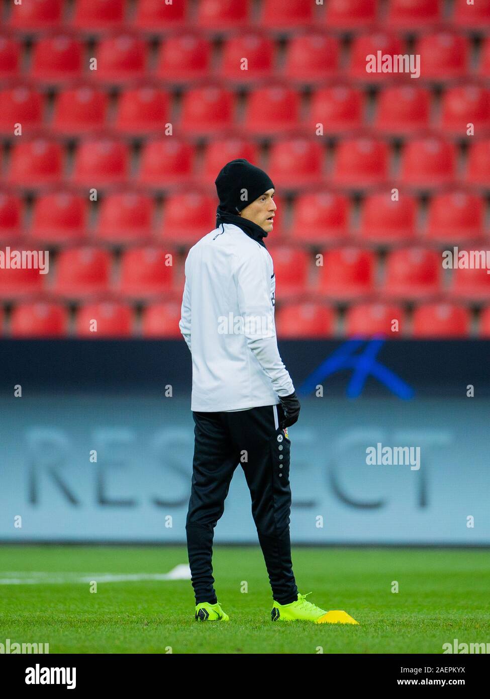 Leverkusen, Germany. 10th Dec, 2019. Soccer: Champions League, Bayer Leverkusen - Juventus Turin, Group stage, Group D, 6th matchday, training and press conference. Leverkusen's Charles Aranguiz participates in the training. Credit: Rolf Vennenbernd/dpa/Alamy Live News Stock Photo