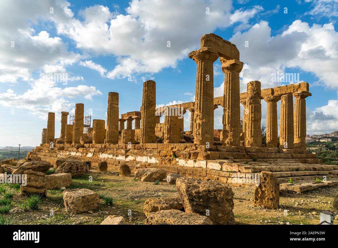 Heratempel im Tal der Tempel, Agrigent, Sizilien, Italien, Europa  |  Temple of Juno, Valley of the Temples, Agrigento, Sicily, Italy, Europe Stock Photo