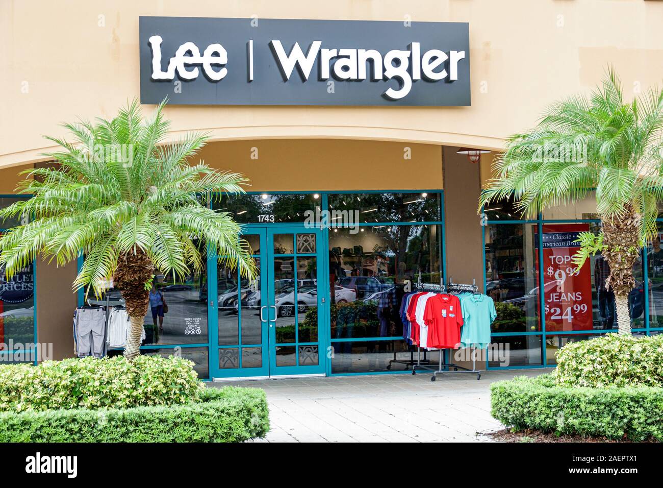 Vero Beach Florida,Vero Beach Outlets,outdoor outlet mall,shopping,Lee  Wrangler,store,exterior,sign,sidewalk rack,FL190920052 Stock Photo - Alamy