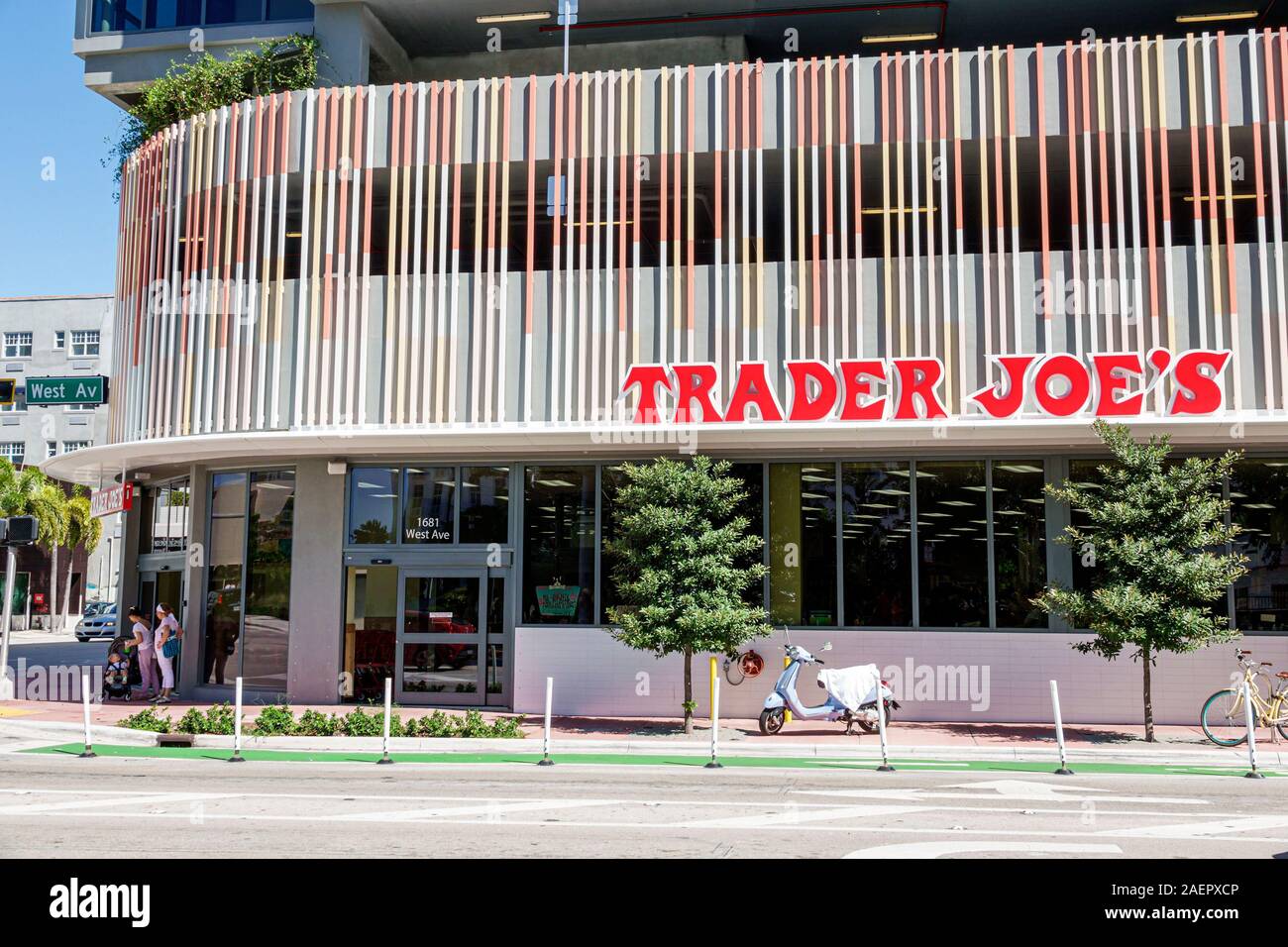 Trader joes grocery store exterior hires stock photography and images
