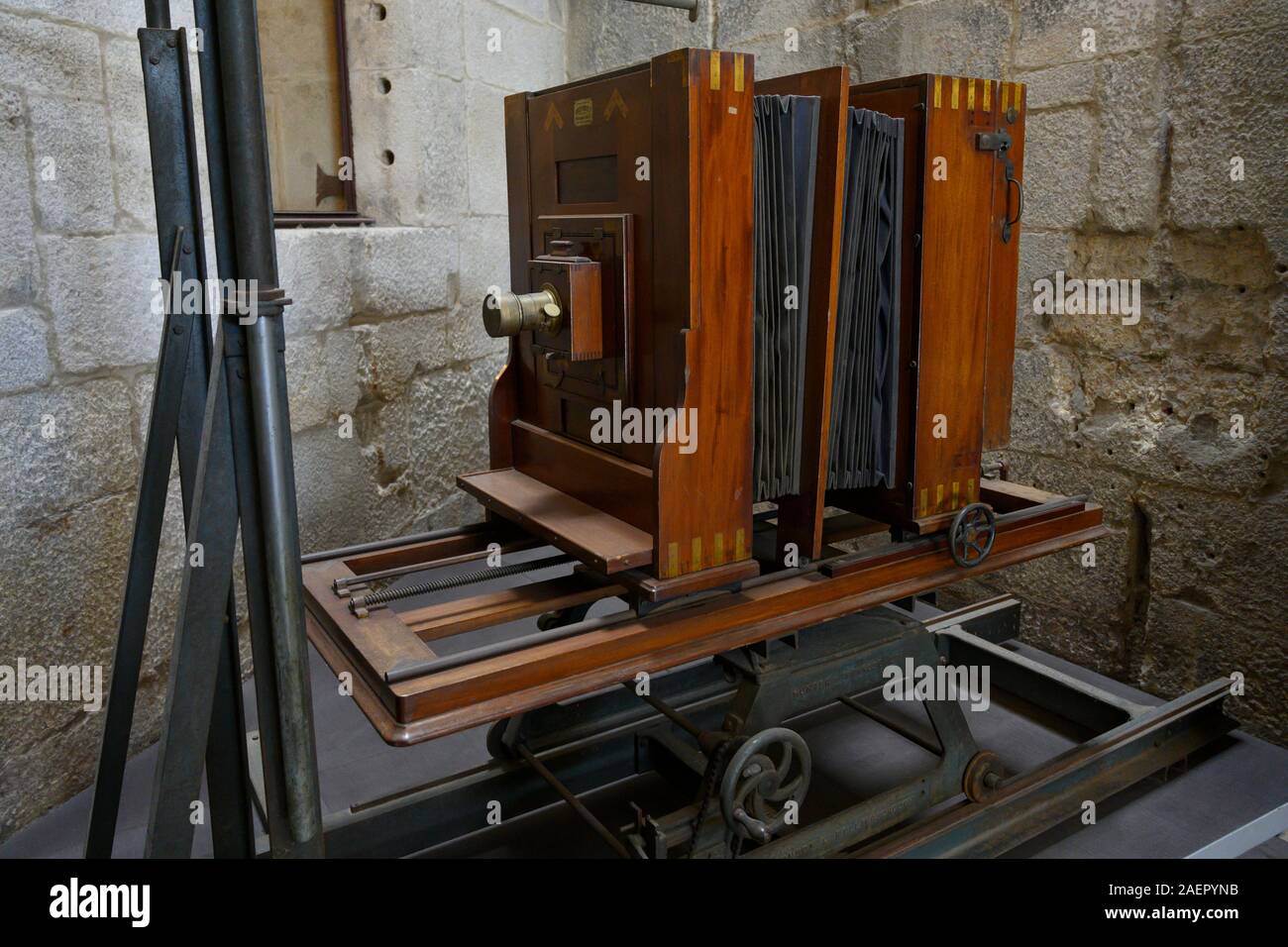 Hand crank movie camera hi-res stock photography and images - Alamy