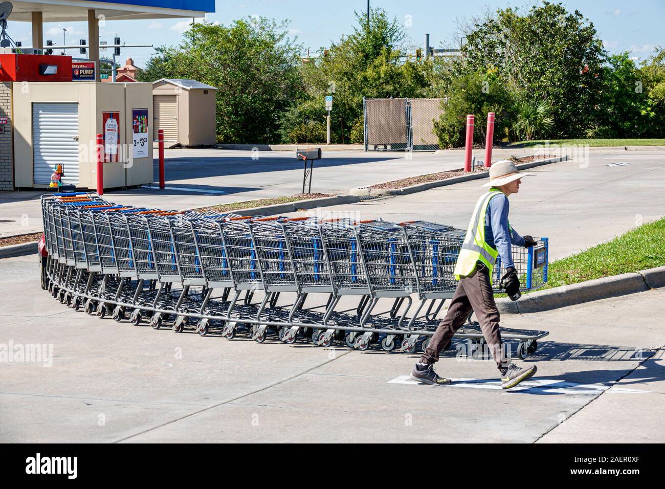 St Saint Cloud Florida Walmart Hypermarket Department Store Exterior Parking Lot Man Employee Worker Retrieving Returning Shopping Carts Fl191110184 Stock Photo Alamy