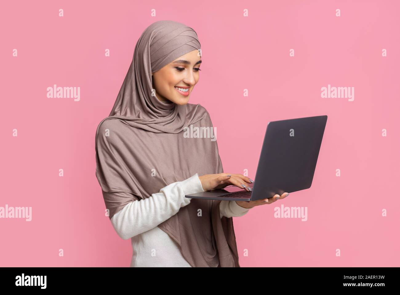 Download Abaya Scarf High Resolution Stock Photography And Images Alamy