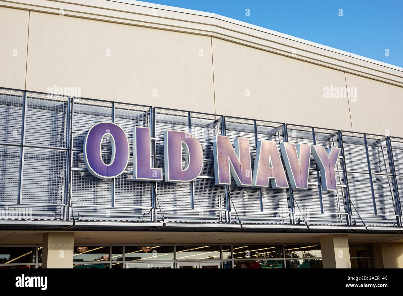 Old Navy And Other Clothing Chains Closing Stores, Starting