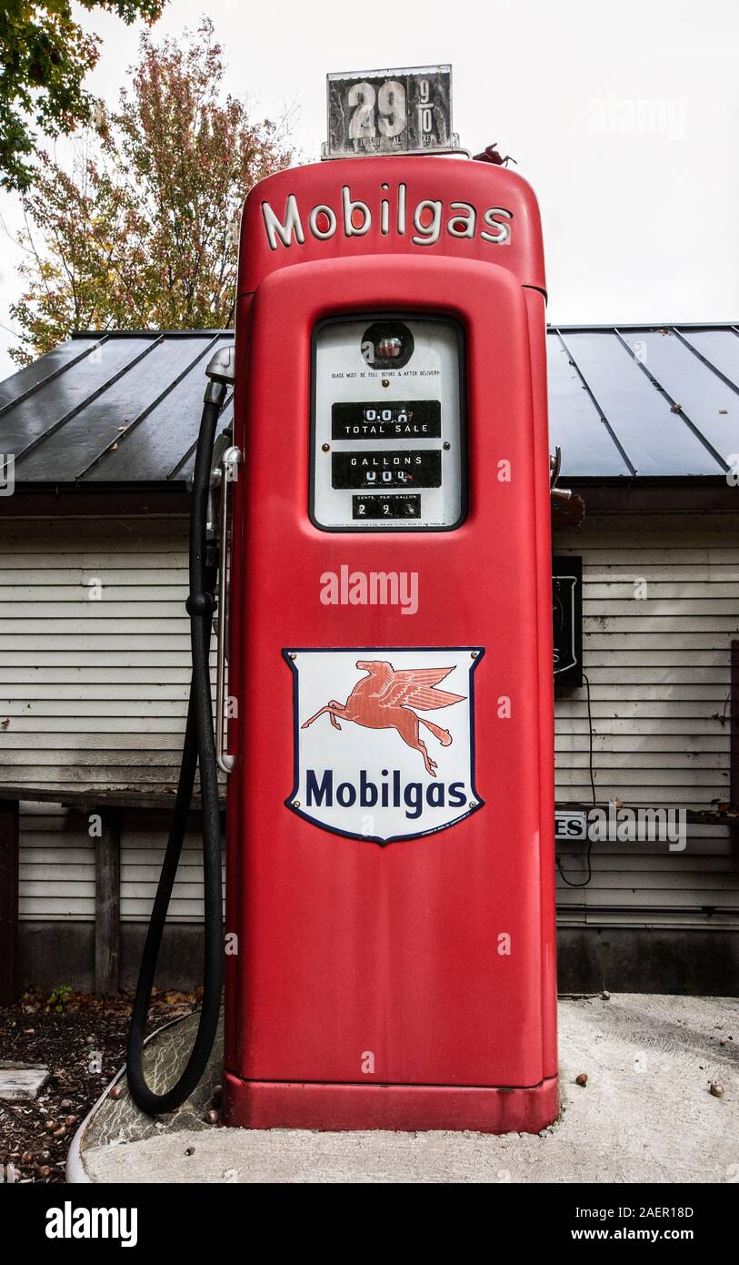 Vintage Mobil gas pump, Mobilgas, New Hampshire, New England, USA, gas station old fashioned vintage gas pump fuel prices Stock Photo