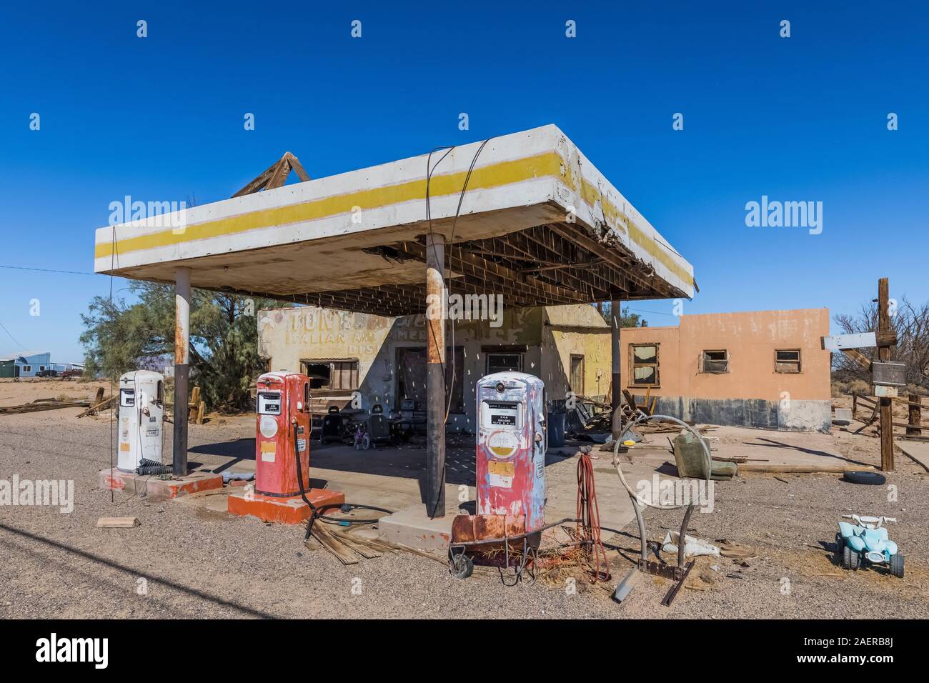 Whiting Brothers gas station, closed in 1968, at Newberry Springs along Route 66 in California, USA [No property release; available for editorial lice Stock Photo