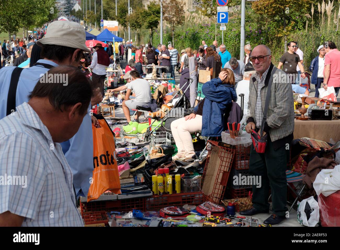 The Feira da Vandoma, a weekly outdoor flee market on Avenida 25 de